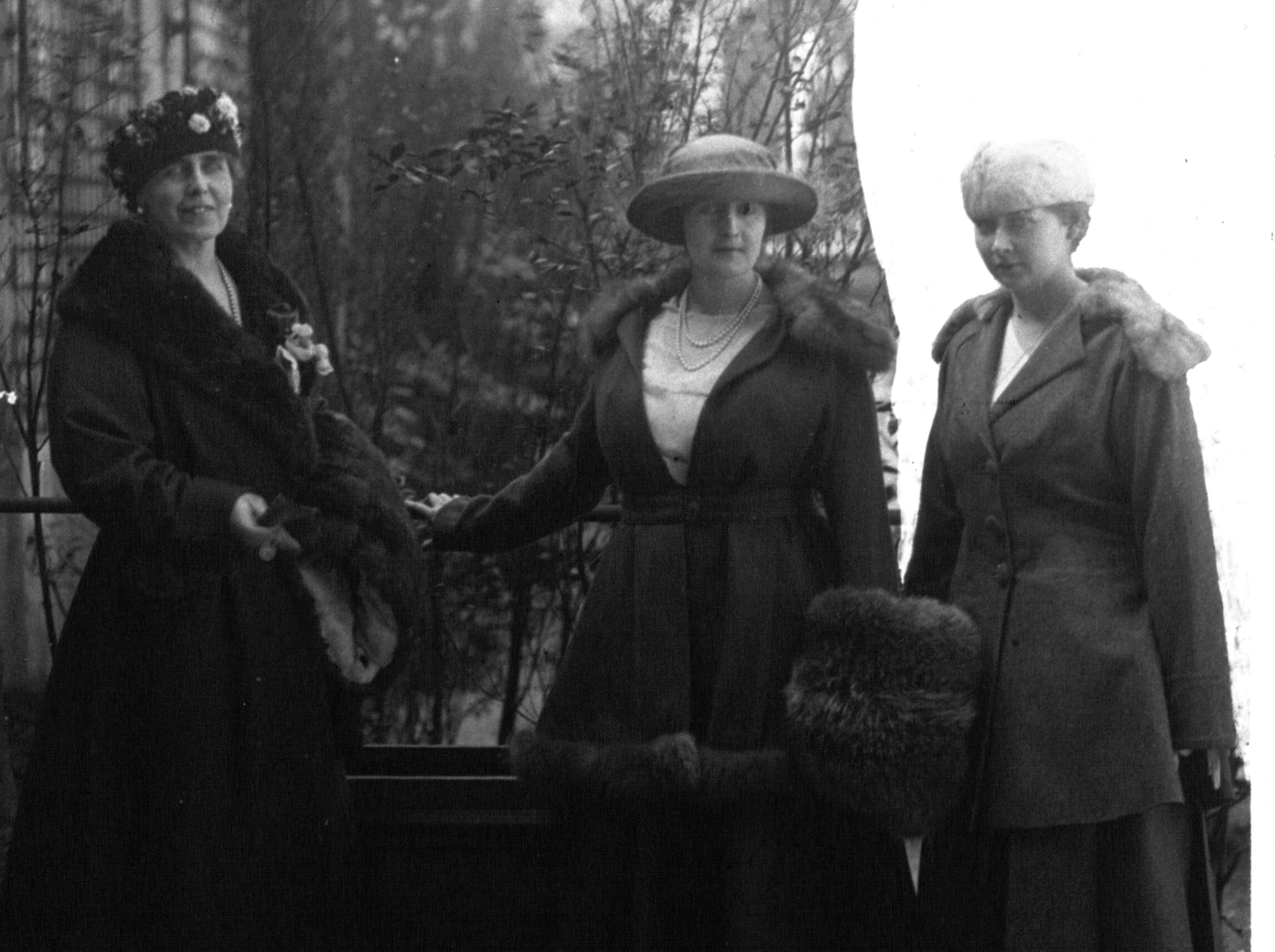 Regina Maria a României la Paris, în 1919, alături de fiicele sale